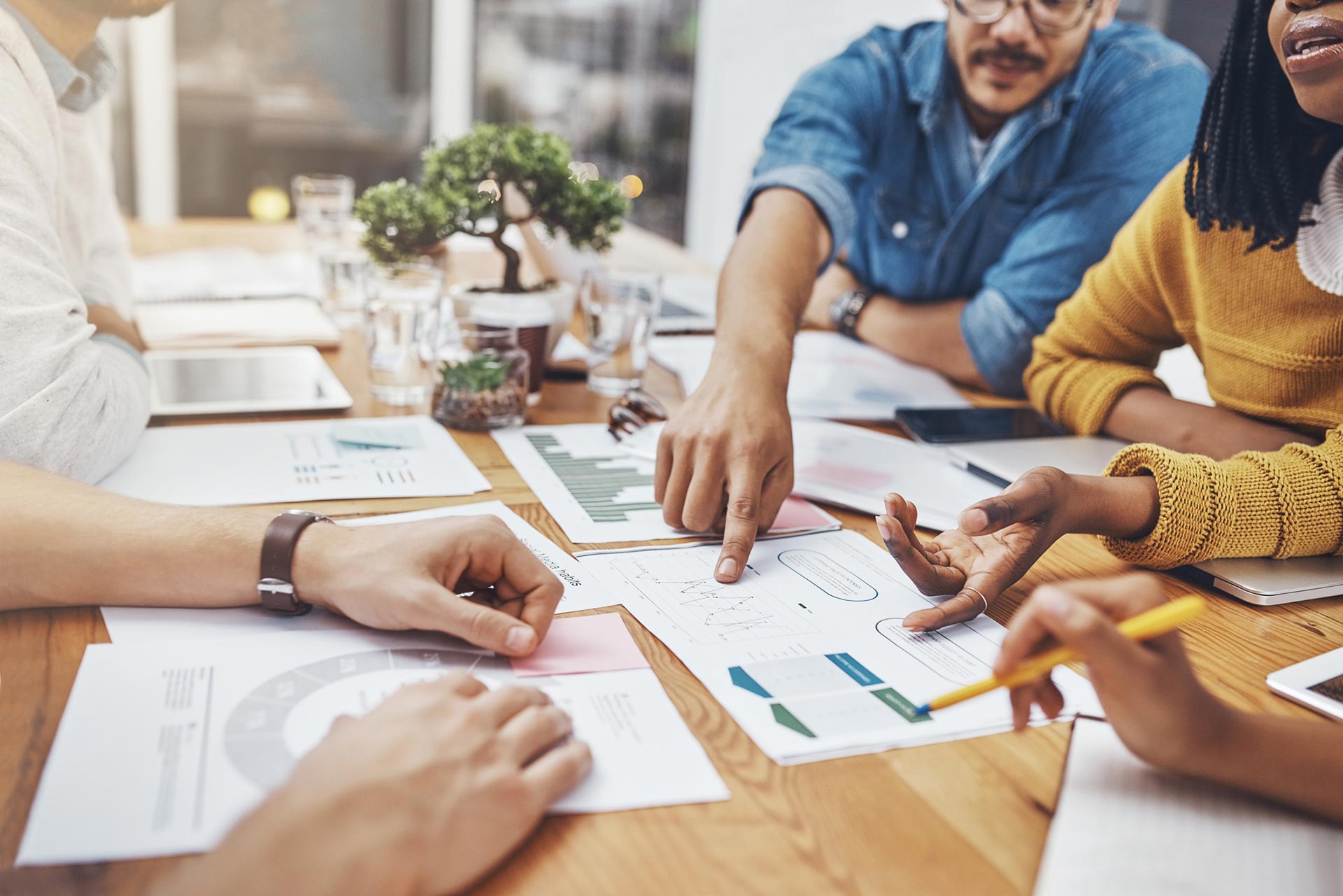 Plan d’affaires collaboratif – équipe en réunion stratégique