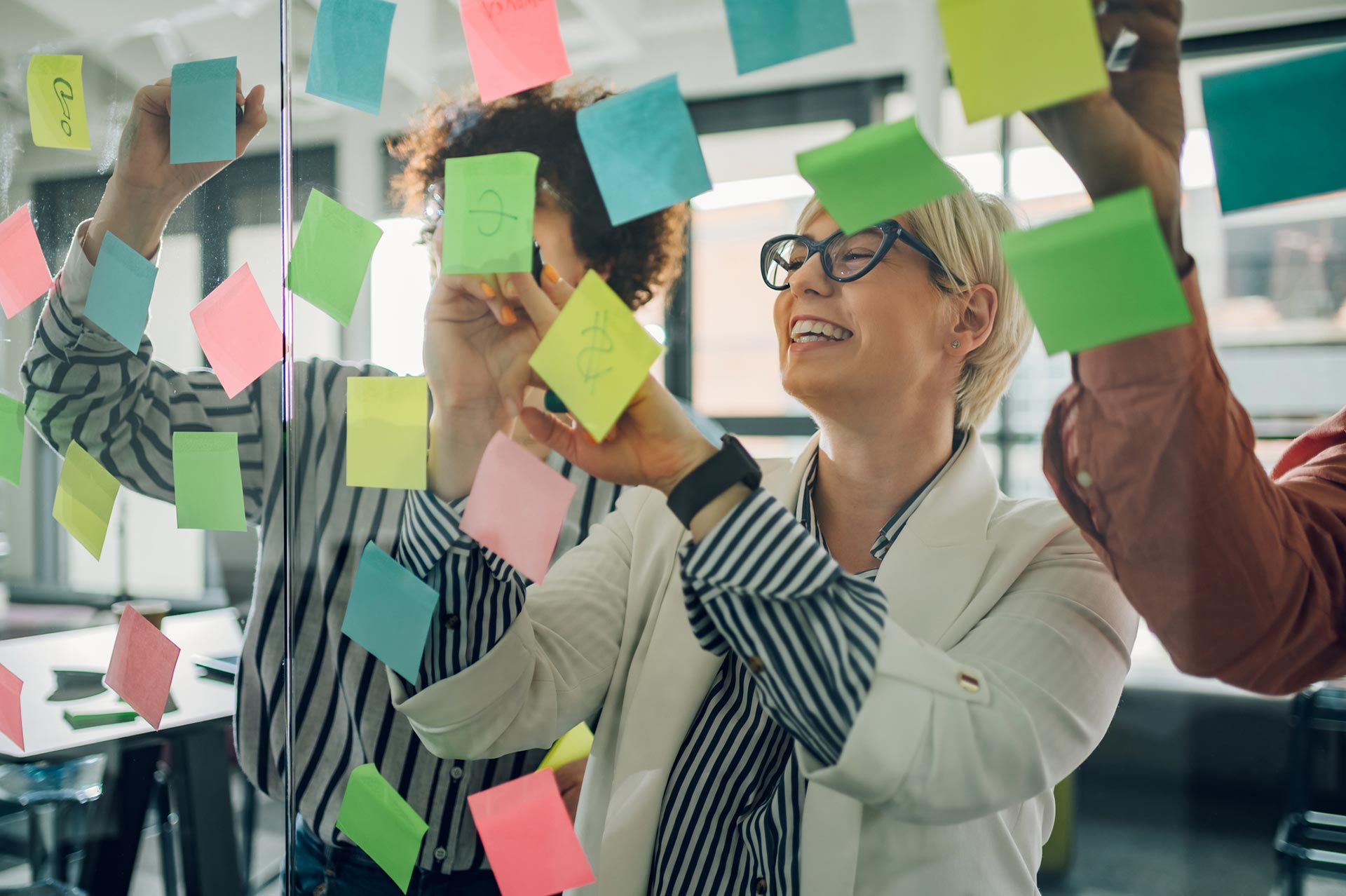 Stratégie collective en équipe avec notes sur une vitre